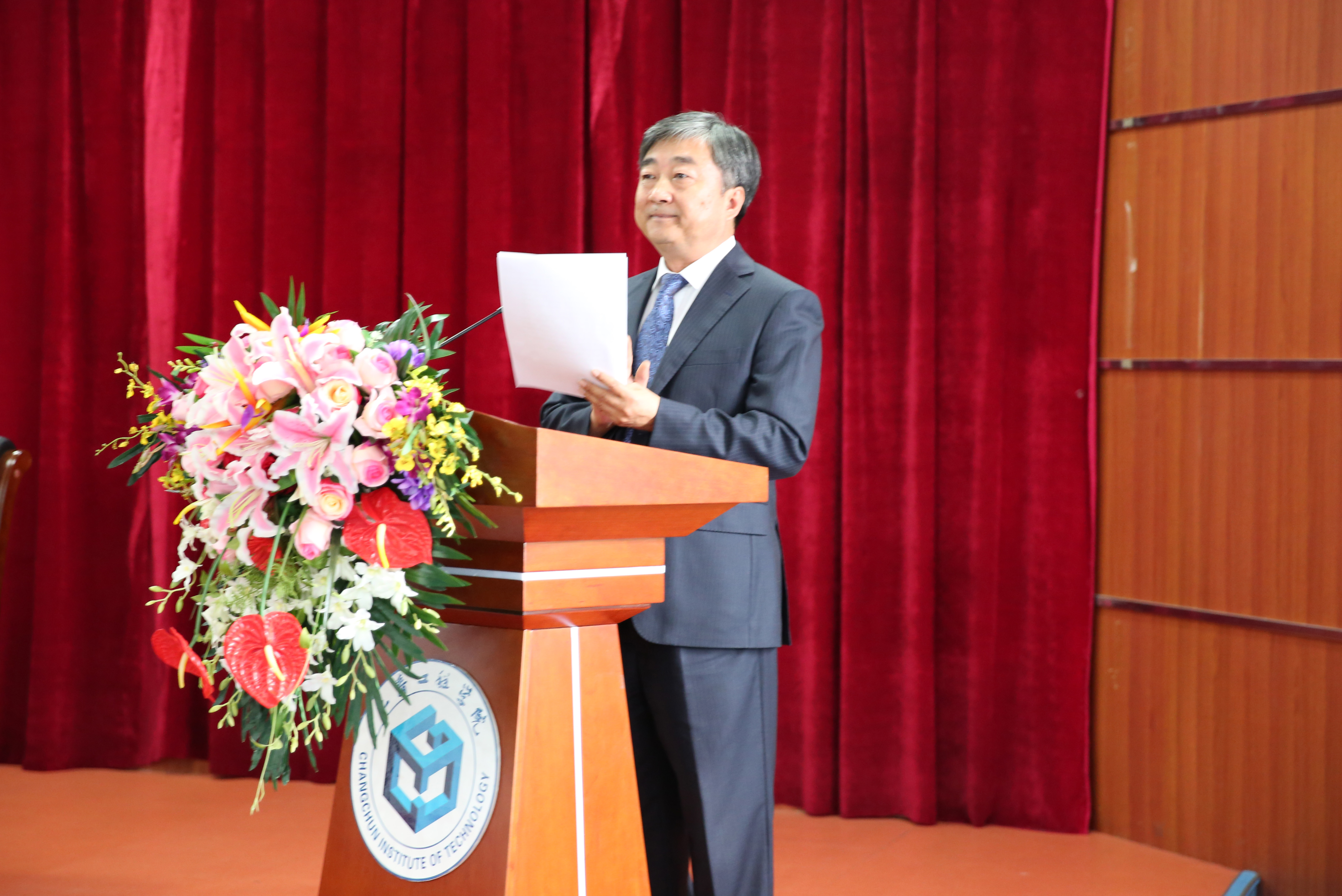 党委书记李岩峰发表了热情洋溢的讲话,他首先代表学校党委,向辛勤耕耘