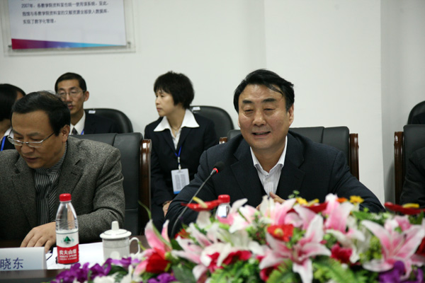 省教育厅高校图书馆评估专家组一行来我校对图书馆进行全面评估工作